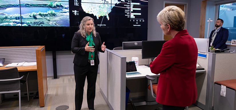 79069-body Jennifer Kurtz leads Secretary of Energy Granholm on a tour of the Energy Systems Integration Facility.