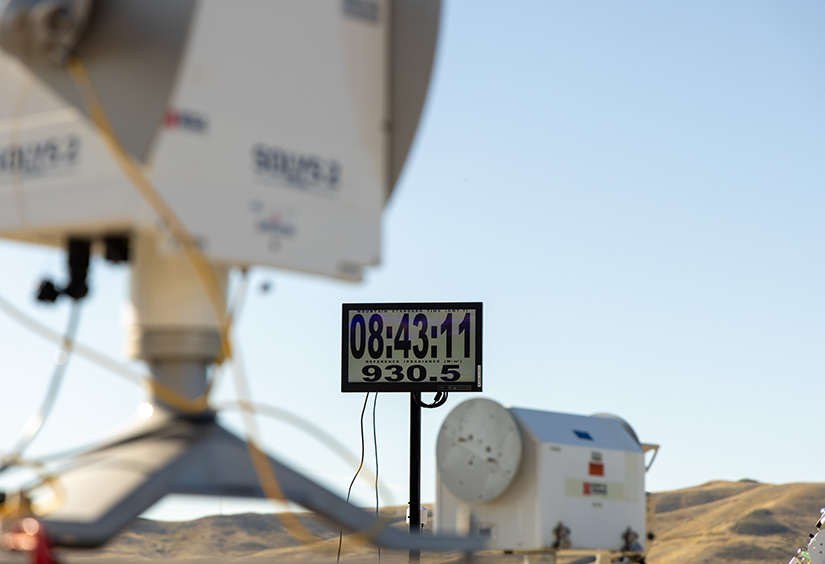 A clock with the numbers 8:43:11 and 930.5.