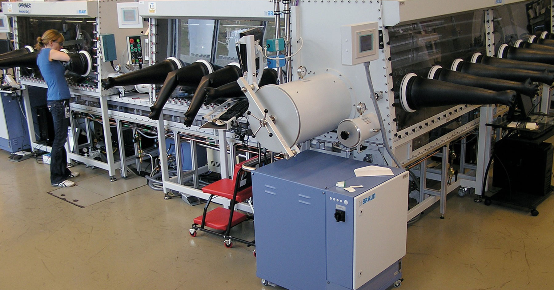 facilities-stf-17119-1800 Researcher in a lab using the atmospheric processing platform
