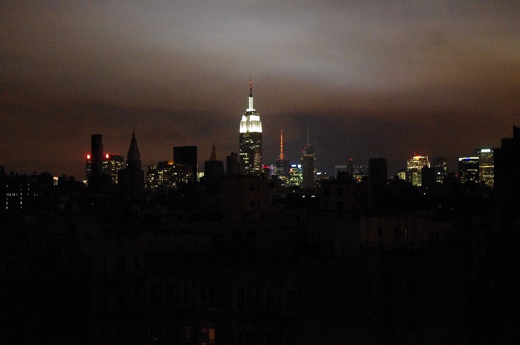 reopt-new-york-hurricane-sandy-blackout_2012 New York City skyline with Midtown and the Empire State Building lights in the background and the darkened East Village and other parts of downtown in the foreground.