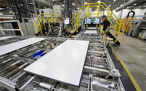 48001 A worker in a solar module manufacturing plant.