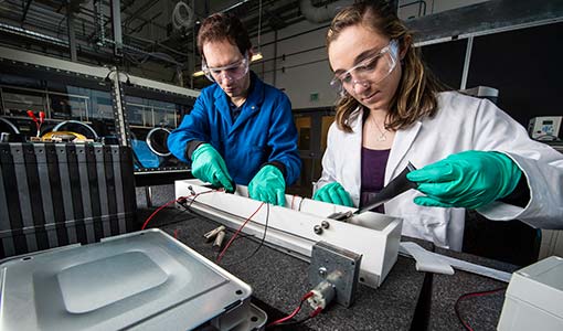 es-ceem79f884de-1e88-4271-85cf-631ec98b7898 Researchers in laboratory setting working with technical components.