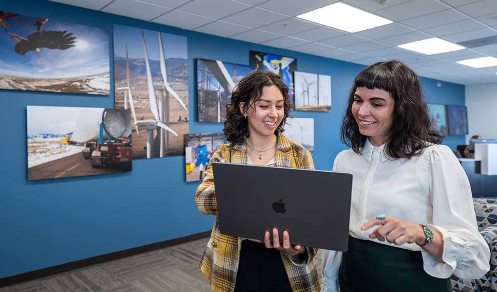 workforce-analysis-77300-tn Two people looking at a laptop