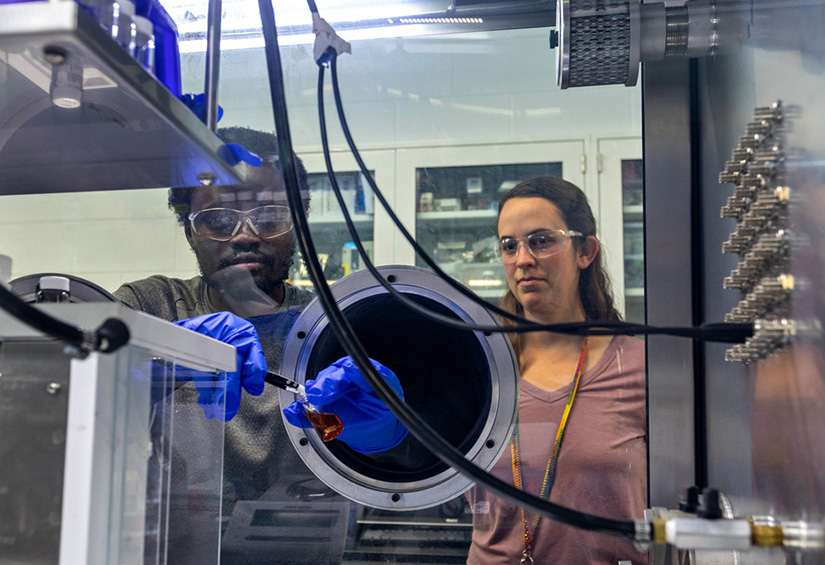 Two researchers work in a laboratory.