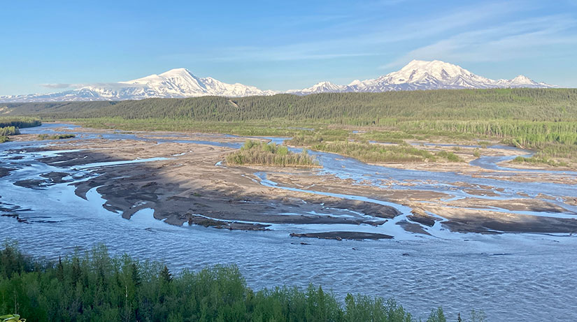 Photo of the Copper River in Alaska with mountains in background