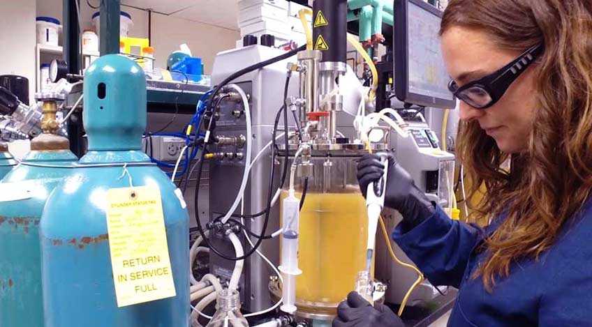 Woman working in a laboratory.