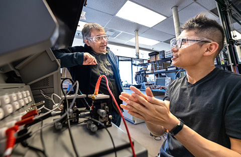 Faisal Khan speaks with researcher Shuofeng Zhao.