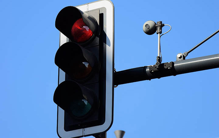 A traffic light with a red light.