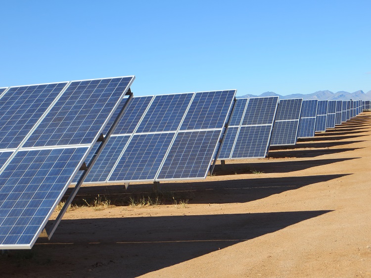 A long row of PV panels in the desert