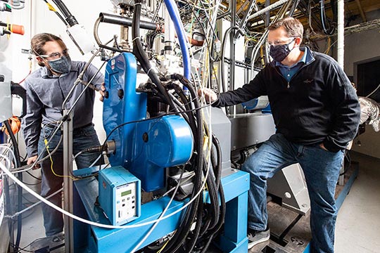 Researchers using single-cylinder engine to evaluate bioblendstocks.